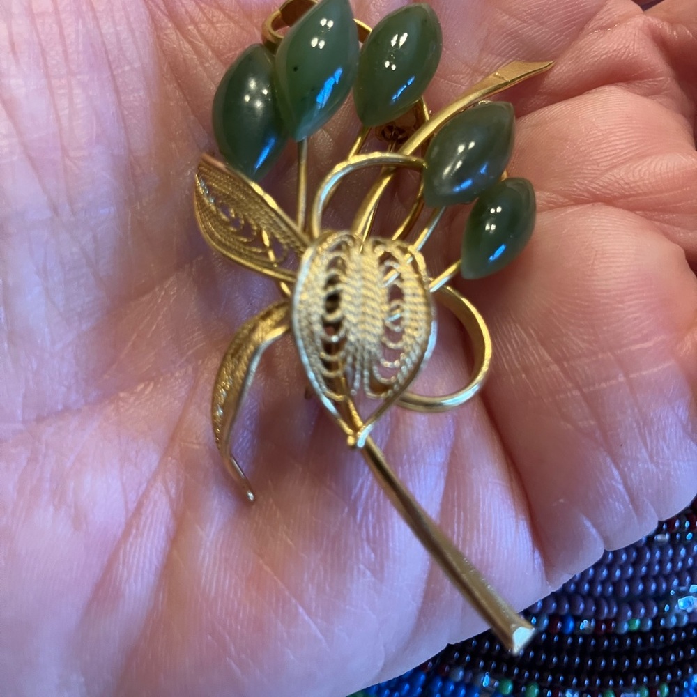 JADE FLOWER BROOCH 2 1/4” GOLD TONE - Picture 6 of 8
